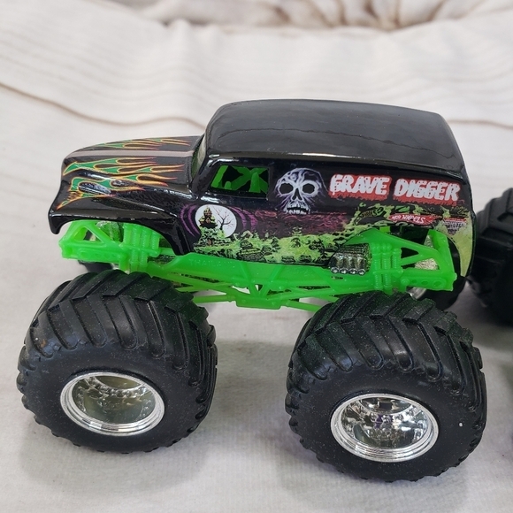 Hot Wheels Monster Jam Grave Digger 3.5 Inch Toy Trucks Diecast Black Silver - Picture 4 of 9
